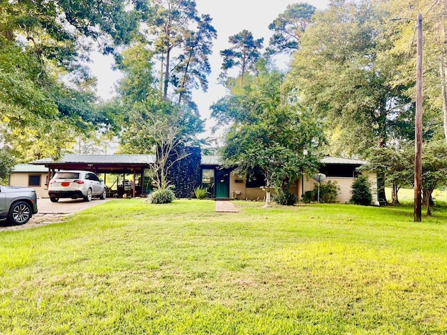 view of front of home featuring a front lawn and a carport