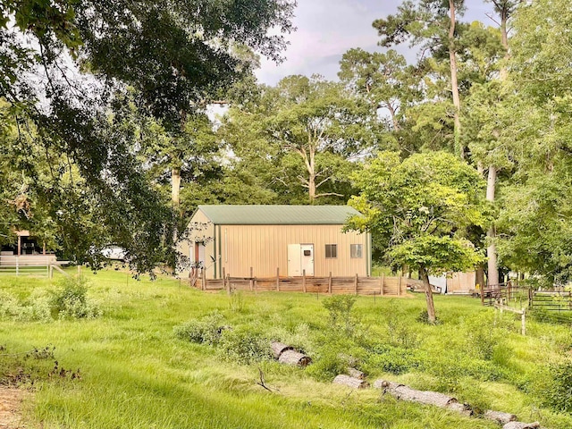 view of yard with an outdoor structure