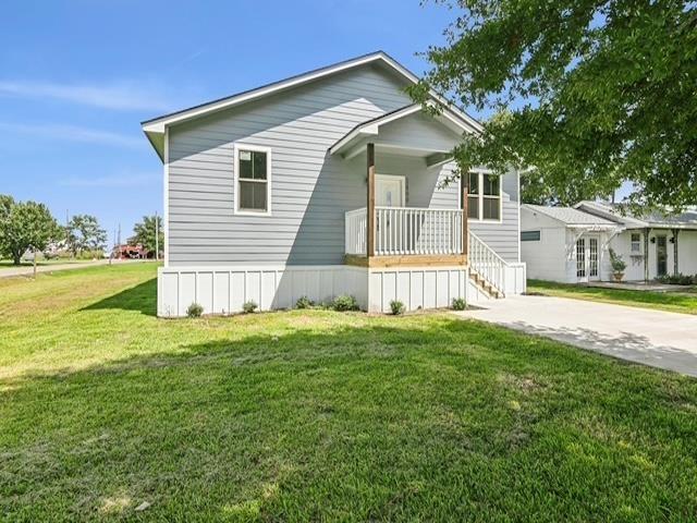 view of front of property with a porch and a front lawn