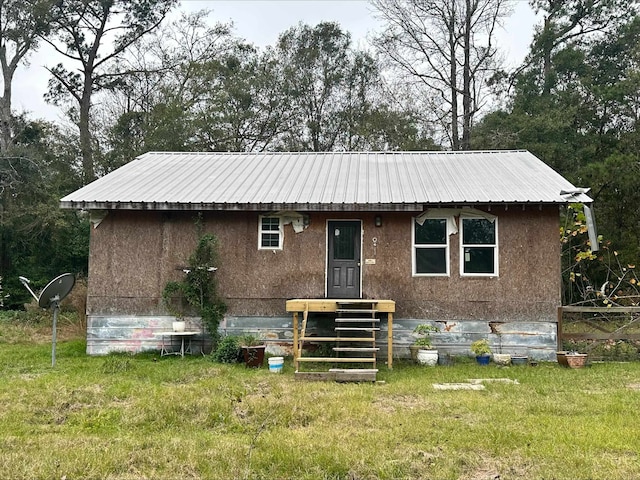 view of front of house featuring a front lawn