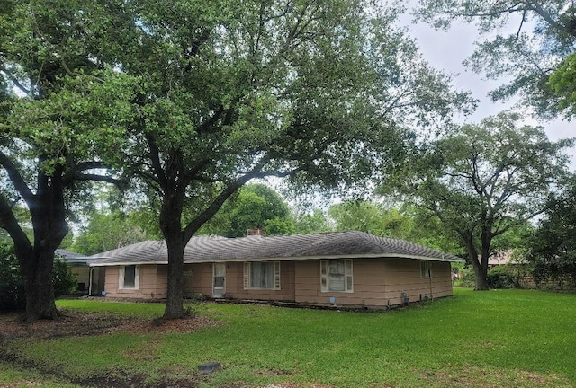 view of front of house featuring a front lawn