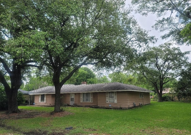 single story home with a front lawn