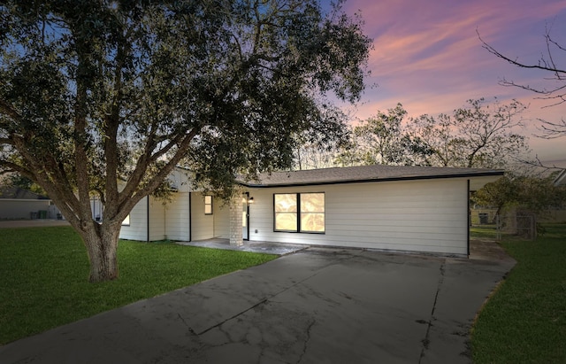 ranch-style home featuring a lawn