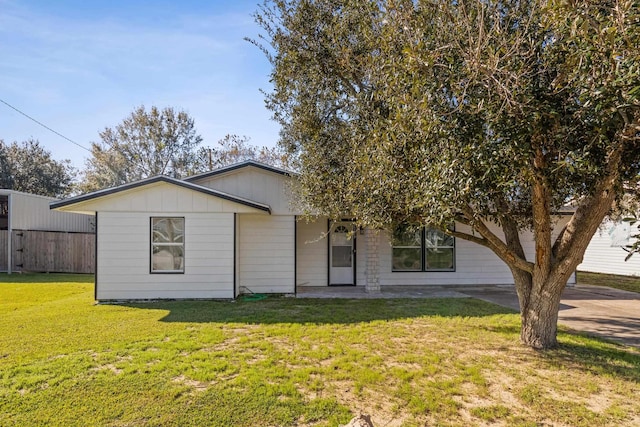 view of front of property featuring a front lawn