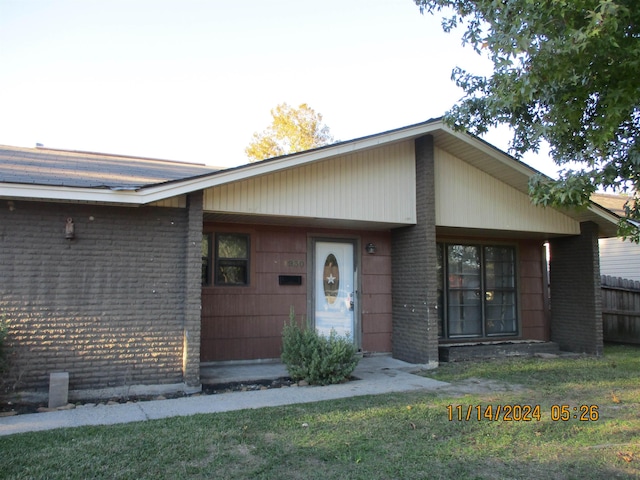 ranch-style house with a front yard