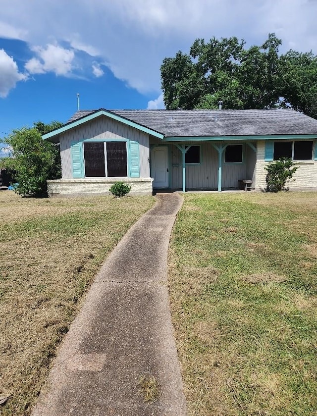 ranch-style house featuring a front lawn