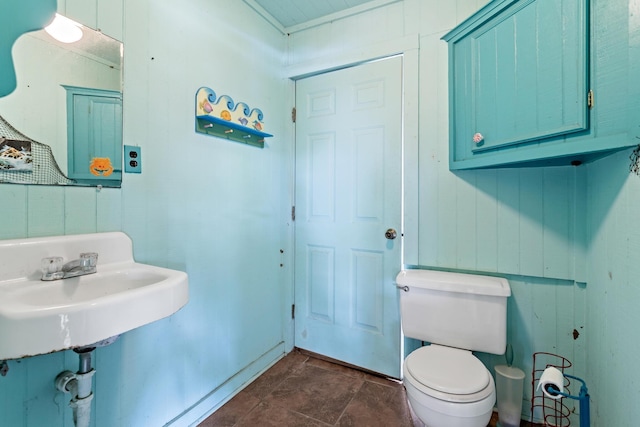 bathroom featuring sink and toilet