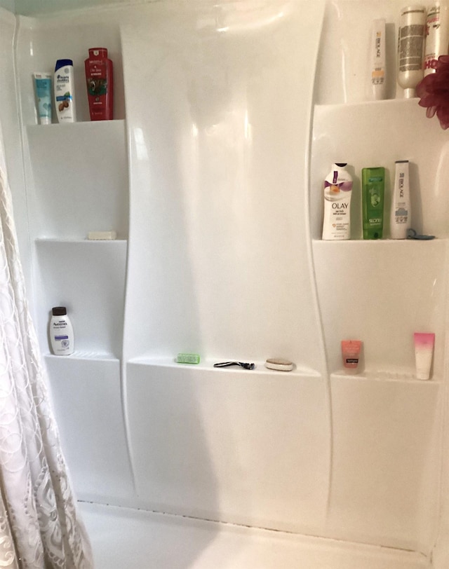 515 Needles St, Vidor, TX 77662 - full bath with curtained shower