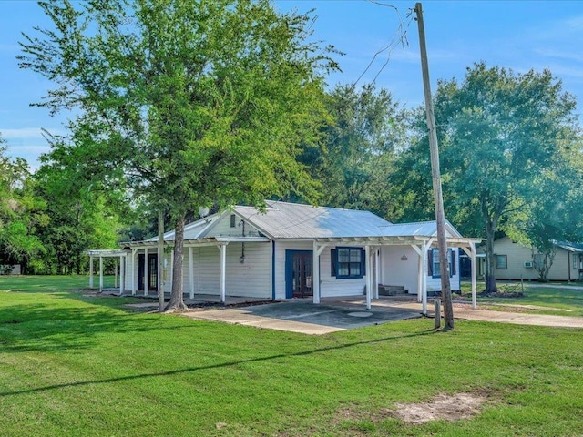 single story home featuring a front lawn