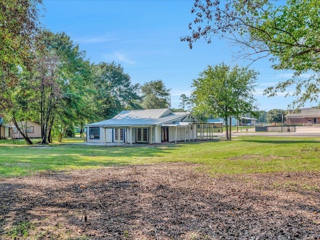 ranch-style home featuring a front lawn