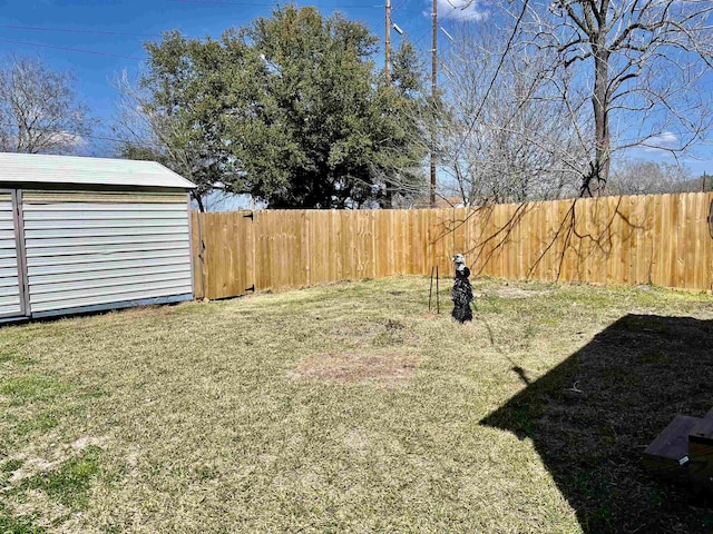 view of yard featuring a storage shed