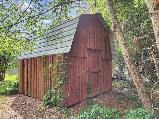 view of outdoor structure featuring an outbuilding