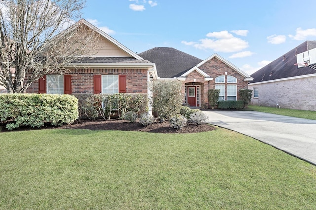 view of front facade featuring a front lawn