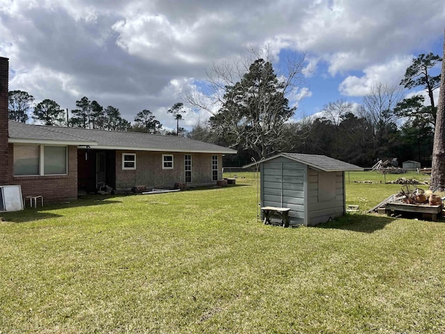 view of yard featuring a storage unit and an outdoor structure