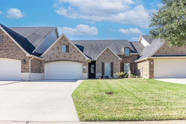 view of front of property featuring a front lawn and a garage