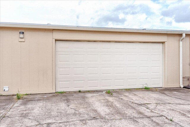 5960 Meadow Way, Beaumont, TX 77707 - garage featuring driveway