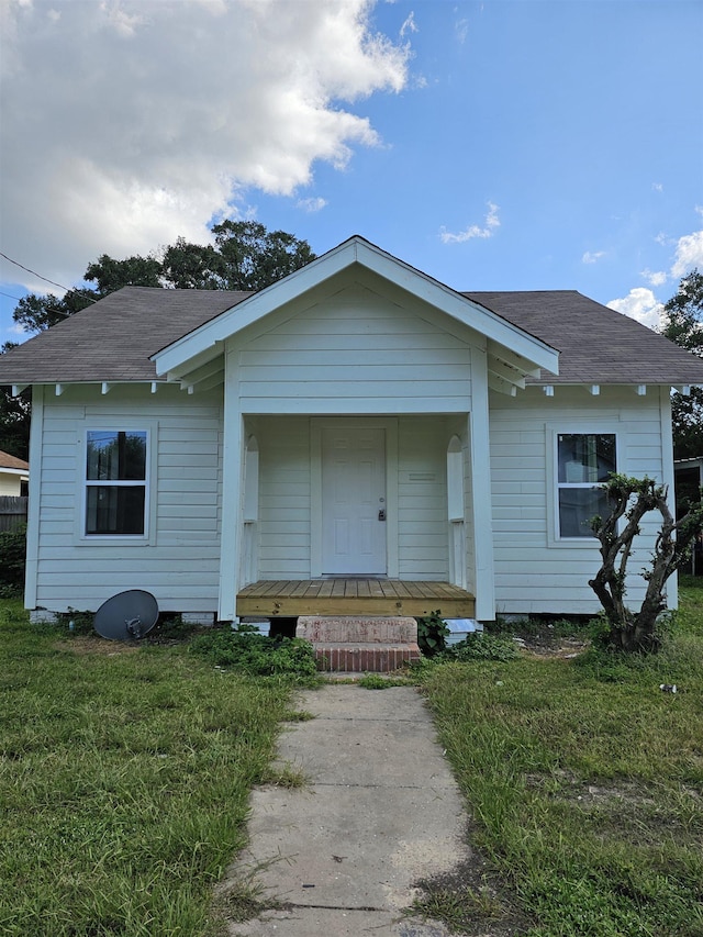 view of front facade featuring a front lawn