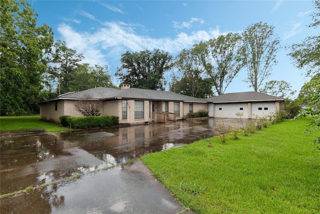 single story home with a front lawn