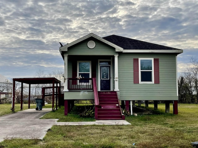 view of front of property with covered porch and a front lawn