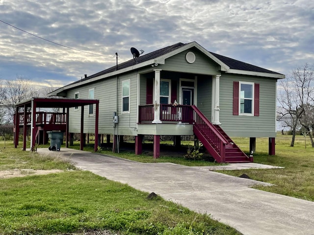 view of front of property with a front lawn