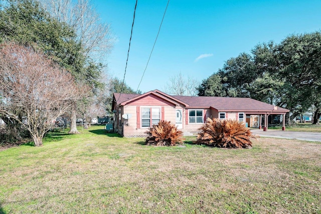 view of front of house featuring a front yard and a carport