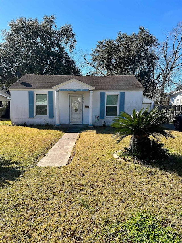 single story home with a front lawn