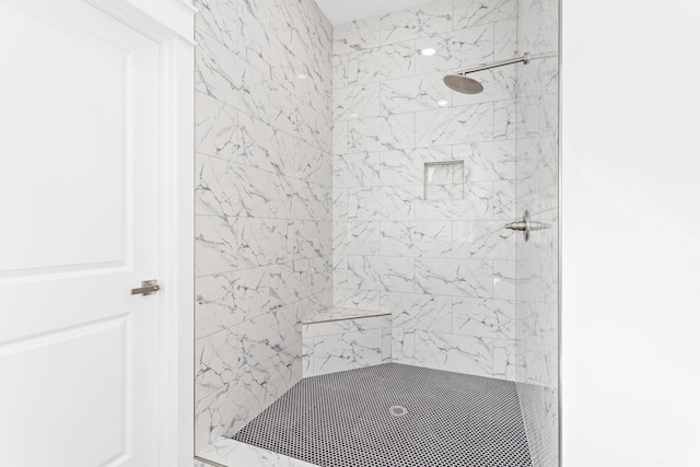 bathroom featuring a tile shower