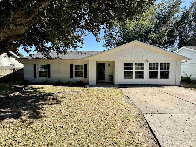 ranch-style home with a front yard