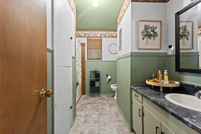 2836 Old Spurger Rd, Silsbee, TX 77656 - full bathroom with vanity, wainscoting, and a shower with curtain