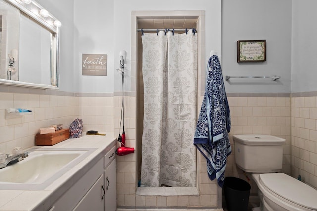 2836 Old Spurger Rd, Silsbee, TX 77656 - bathroom featuring tile walls, vanity, wainscoting, and curtained shower