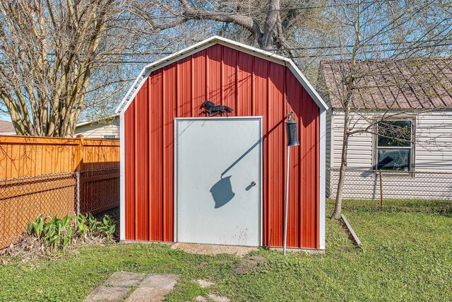 view of outdoor structure featuring a fenced backyard and an outdoor structure