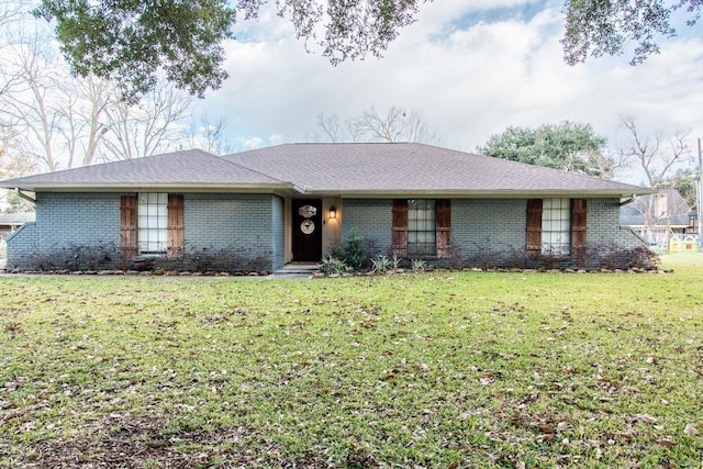 ranch-style home featuring a front lawn