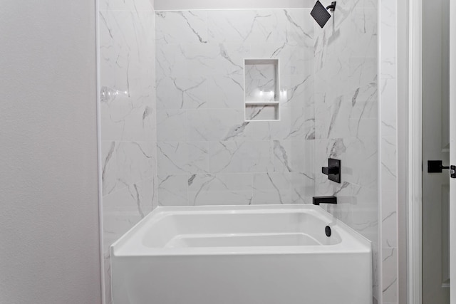 bathroom featuring tiled shower / bath