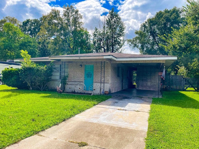 view of front of property featuring a front yard and a carport