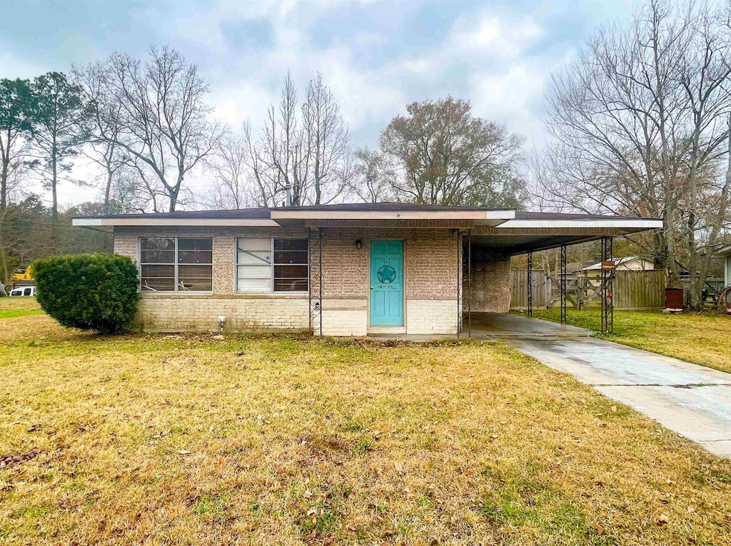 340 Triangle Dr, Vidor, TX 77662 - view of front of house featuring a carport and a front lawn