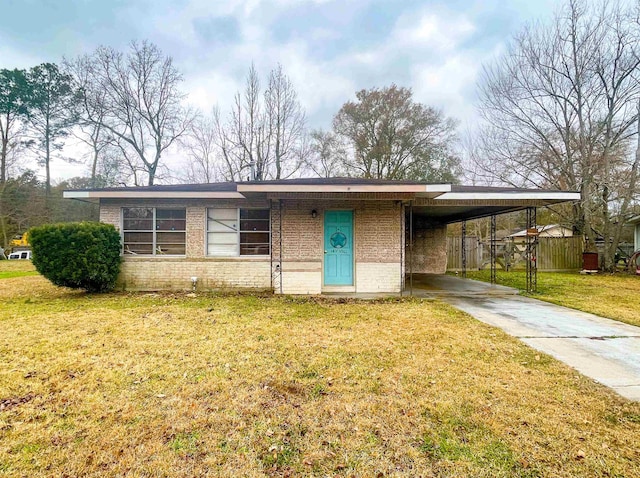 view of front of house featuring a carport and a front lawn