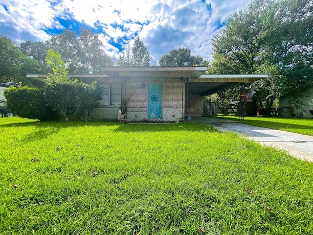 view of front of house featuring a front yard and a carport