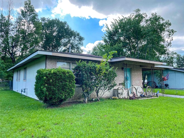 single story home featuring a front lawn