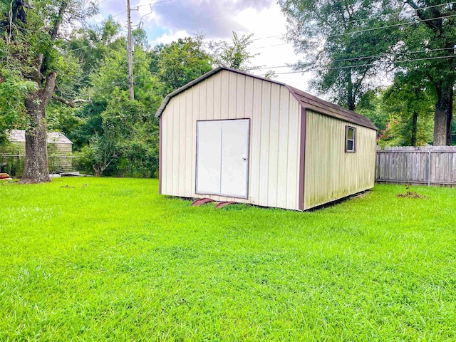 view of outdoor structure with a yard