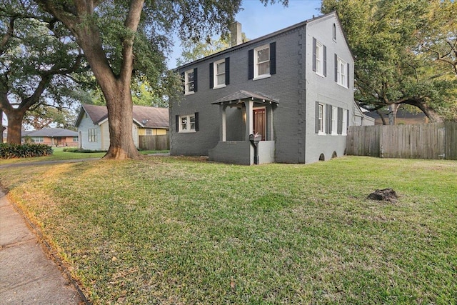 view of front of home featuring a front lawn