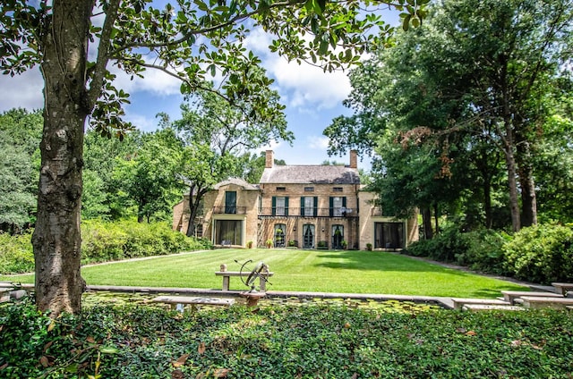 view of front of property with a front lawn