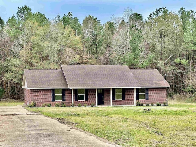 single story home featuring a front yard