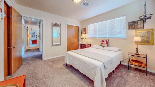 bedroom featuring visible vents, carpet, baseboards, and a closet