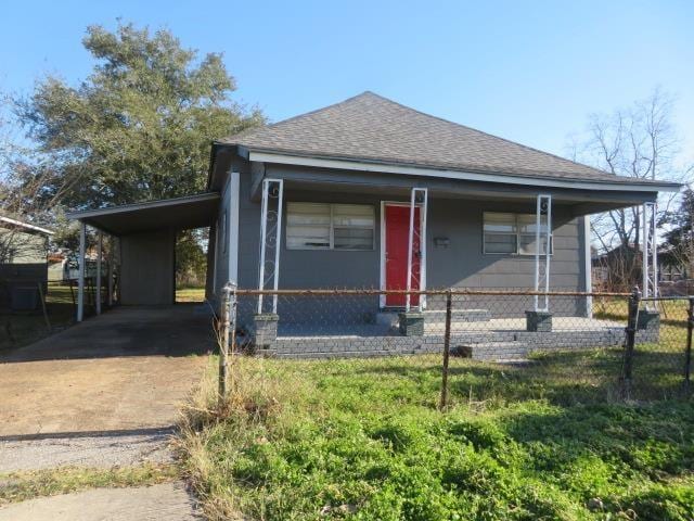 view of front of house featuring a carport