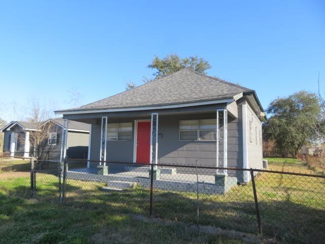 bungalow-style house featuring a front lawn