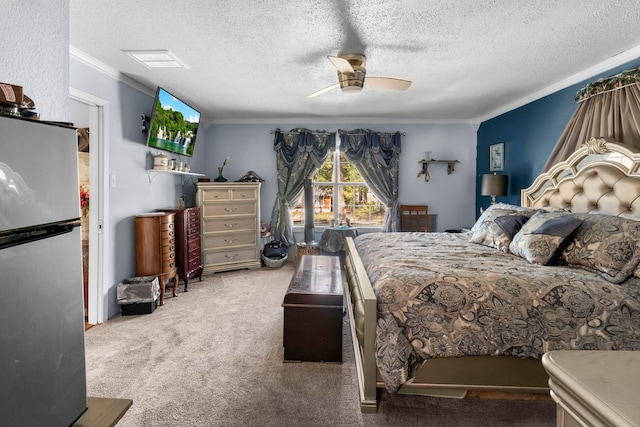 carpeted bedroom with ceiling fan, a textured ceiling, crown molding, and freestanding refrigerator