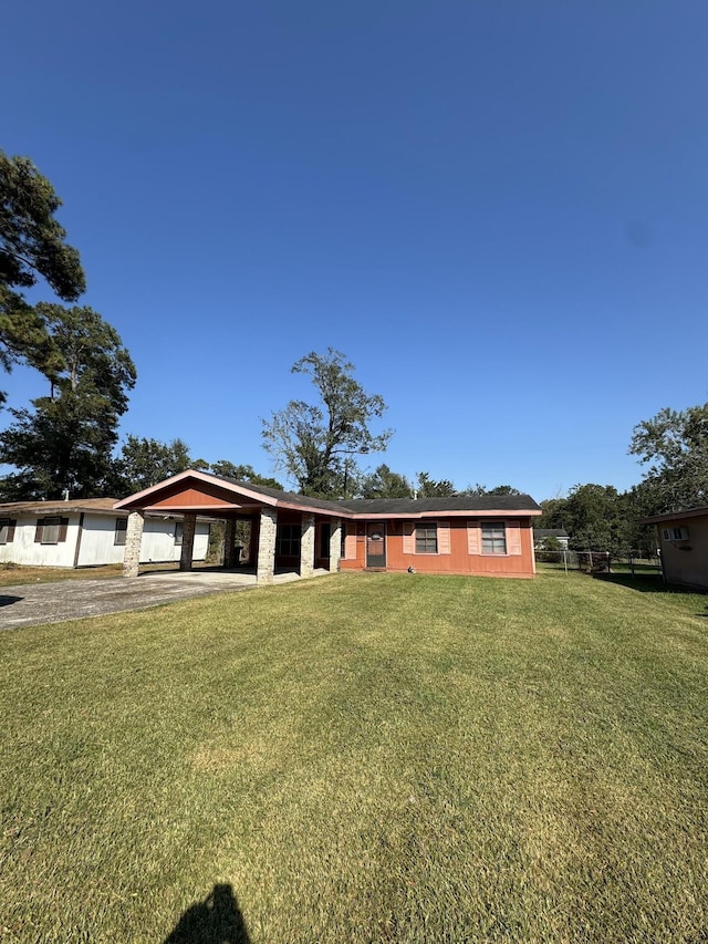 view of front of house featuring a front yard