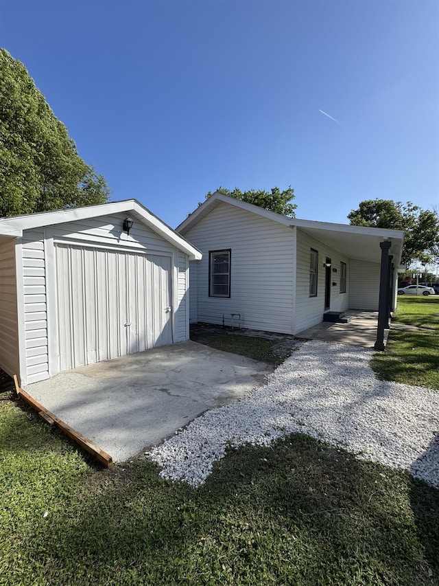 6250 Howe St, Groves, TX 77619 - back of house with an outbuilding