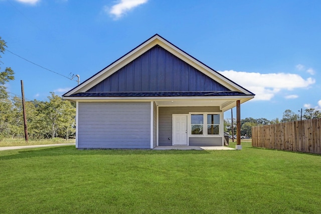 view of front of home featuring a front lawn