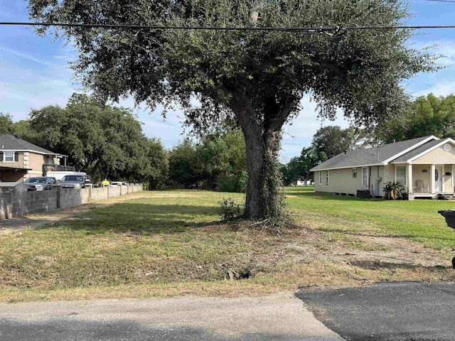 Listing photo 3 for 7234 Terrell St, Groves TX 77619